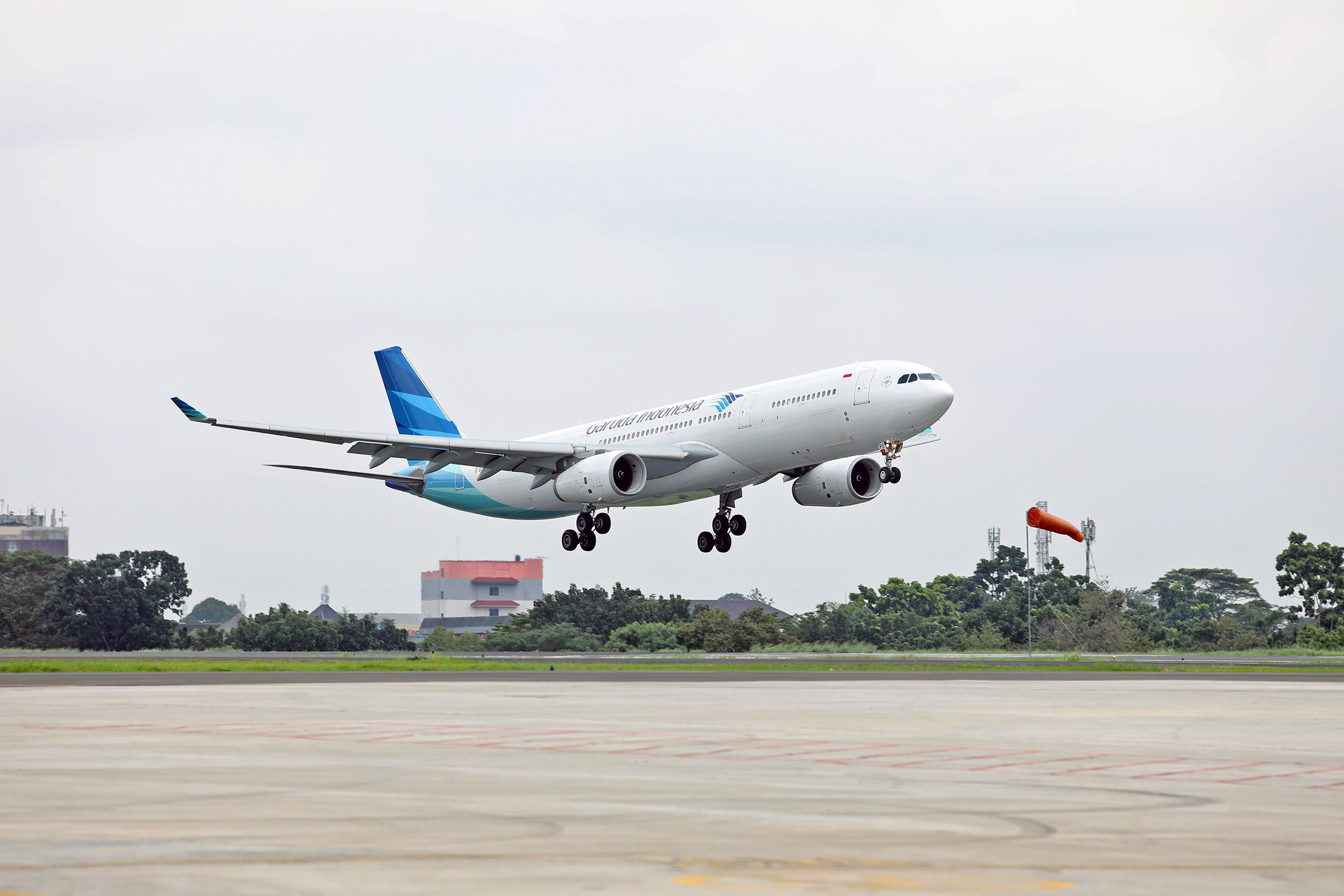 Pesawat Airbus A330-343 milik Garuda Indonesia dengan nomor penerbangan GA 7990 yang membawa Menko PMK Muhadjir Effendy, Kepala BNPB Letjen TNI Suharyanto S.Sos., M.M., bersama rombongan delegasi Indonesia dan tim kemanusiaan untuk Turkiye mendarat di Lanud Halim Perdanakusuma, Jakarta, Jumat (24/2).